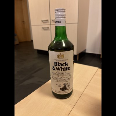 Black&white scotch whiskey